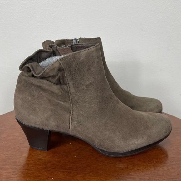 New Munro Alfie Booties in Greige Suede Women's Size 8.5 - Picture 4 of 7